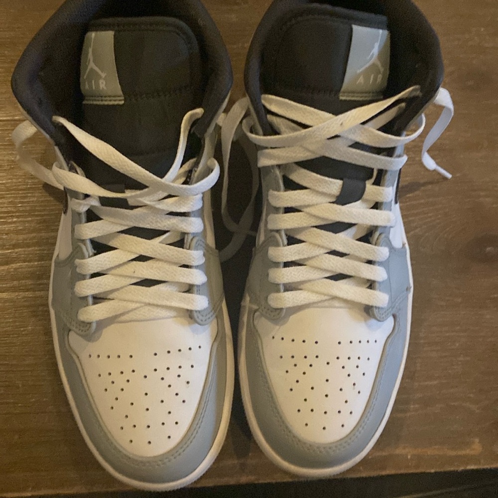 Air Jordan 1 Mid 'Light Smoke Grey' 554724-078- hardly worn